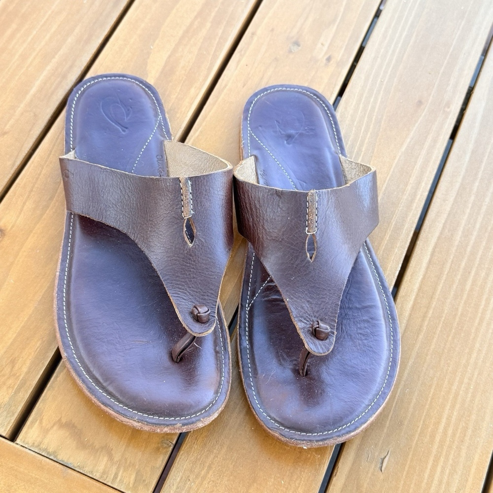 Clarks leather flip-flop styles, such as the Clarks Trace Sand Size 8